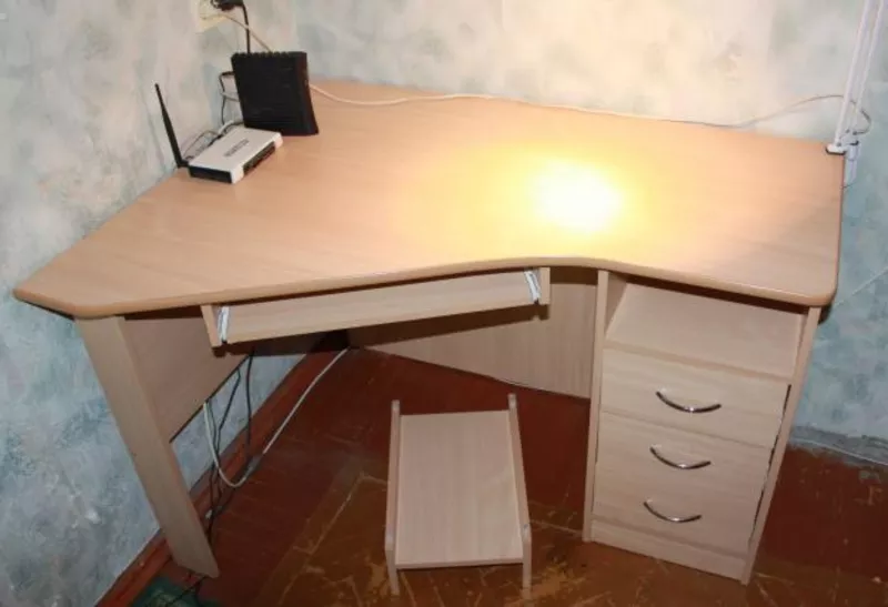Продам компьютерный стол  